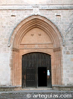 Puerta g&oacute;tica de la iglesia