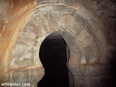 Arco prerrom&aacute;nico de entrada a la cueva