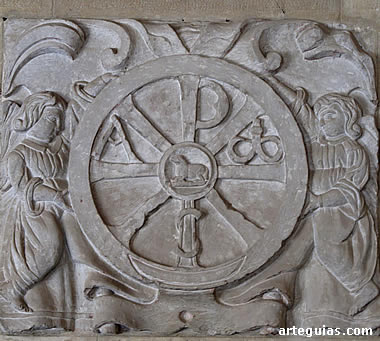 Crism&oacute;n empotrado en uno de los muros del claustro