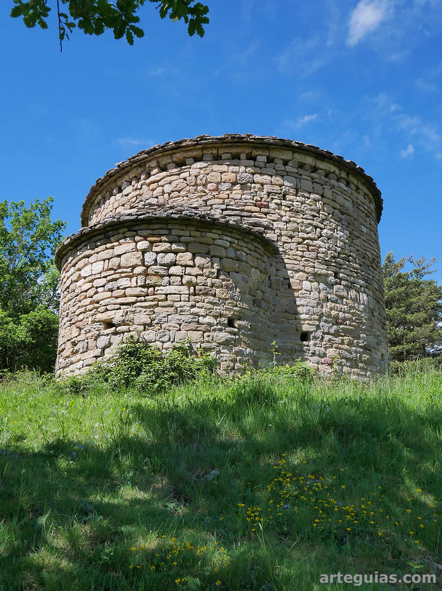 Iglesia de Sant Miquel de Lillet: &aacute;bside en primer plano