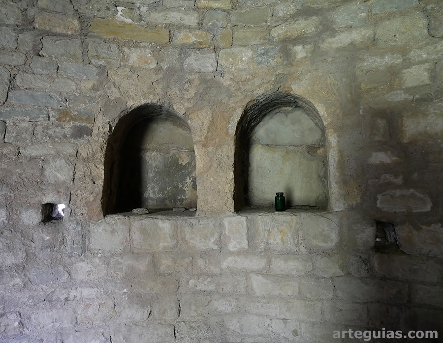 Credencias en la iglesia de Sant Miquel de Lillet, Barcelona
