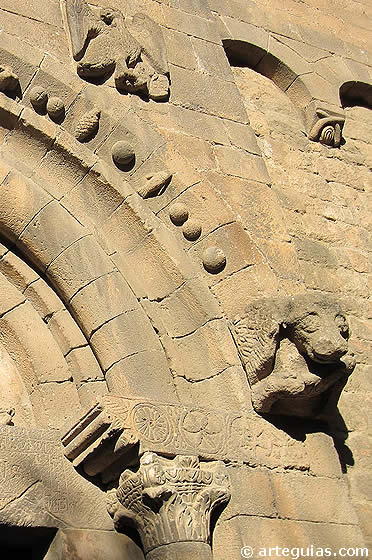 Detalle de la puerta y sus esculturas