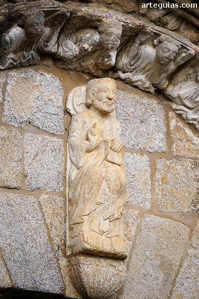 Monasterio de Camanzo: t&iacute;mpano de la puerta occidental