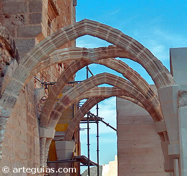 Arcos reconstruidos del antiguo claustro.  Monasterio de Valldigna