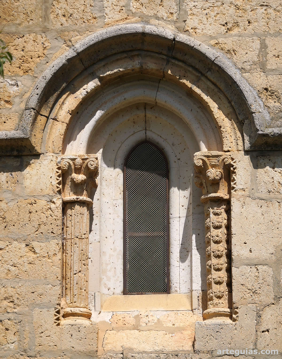 Iglesia de la Santa Espina: ventanal tardorrom&aacute;nico