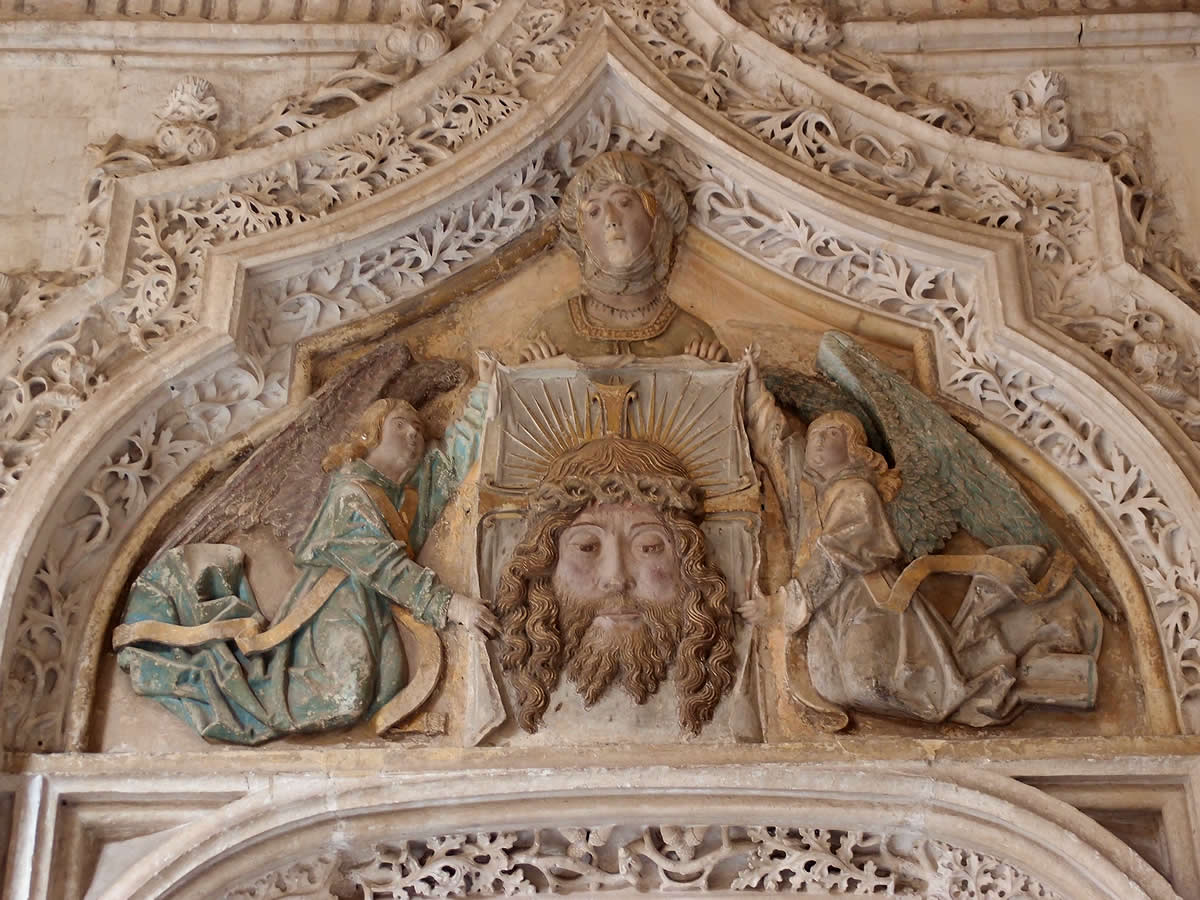 Relieve de la Ver&oacute;nica en la puerta del claustro