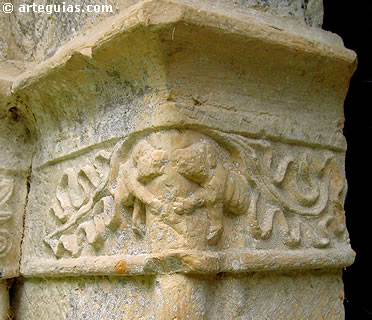 Detalle escult&oacute;rico de la iglesia de Santa Eulalia de Abamia