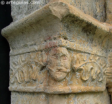 Mascar&oacute;n fit&oacute;fago en la imposta de la portada