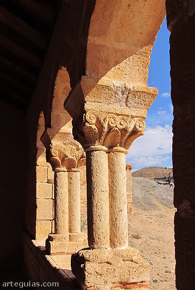 El elemento m&aacute;s valioso de la iglesia rom&aacute;nica de Aguilera es su galer&iacute;a porticada 