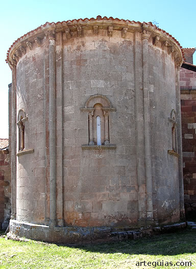 Monumental &aacute;bside de la iglesia de Arlanz&oacute;n