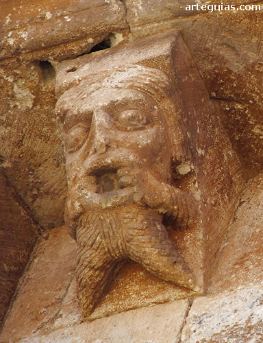 Adem&aacute;s de su monumental arquitectura, la iglesia de Arlanz&oacute;n nos ofrece una variedad de esculturas muy expresivas