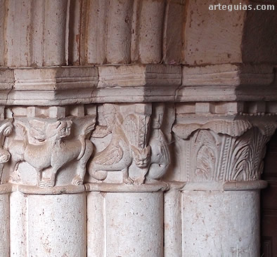 Capiteles con leones y arp&iacute;as