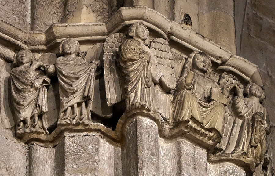 Relieve tipo capiteles con Cristo en Majestad