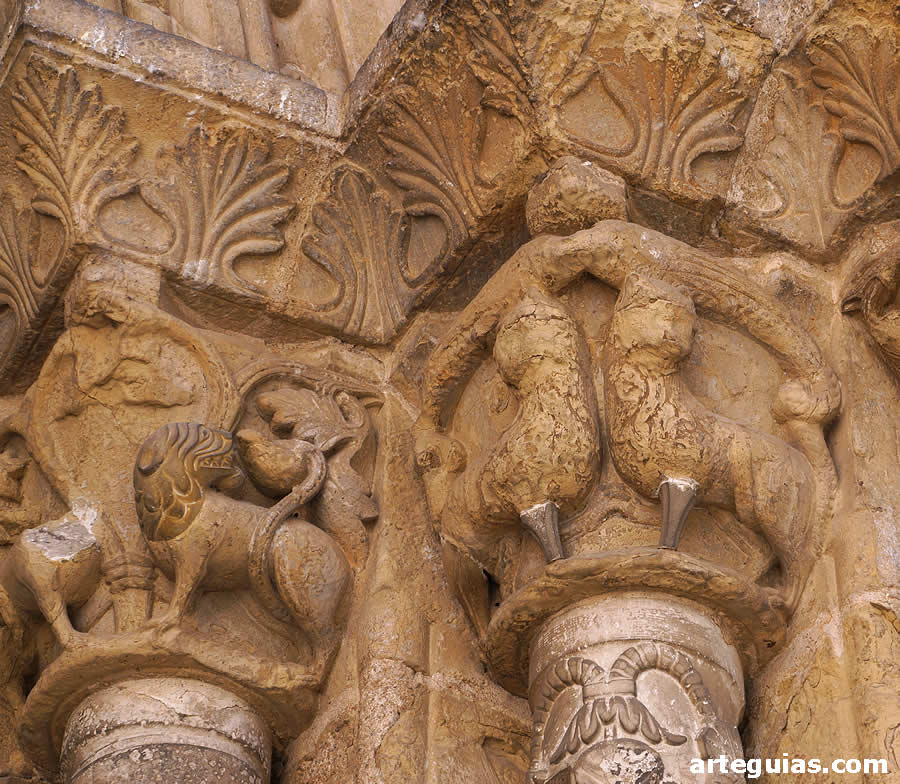 Otros dos capiteles con leones