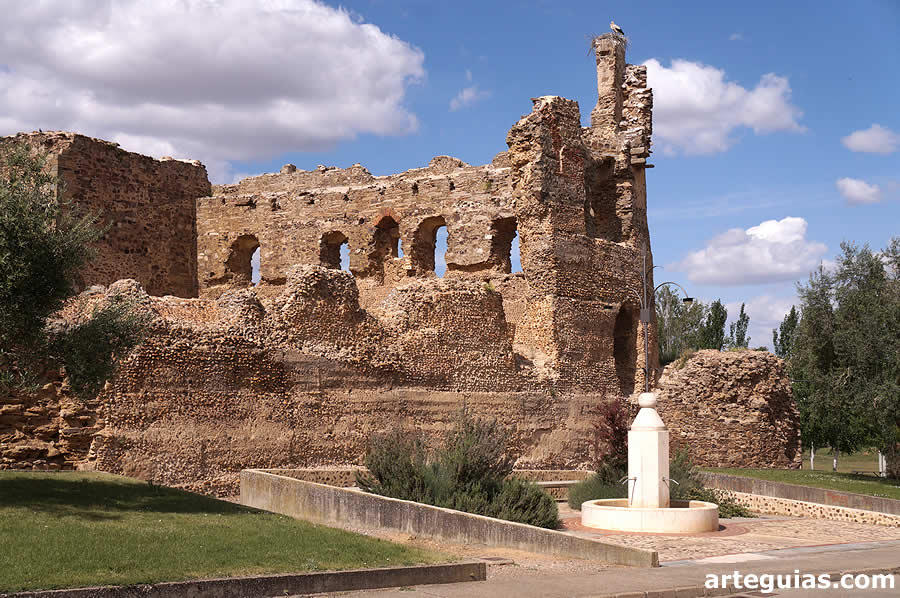 Imagen de las ruinas del Castillo de Laguna de Negrillos, Le&oacute;n