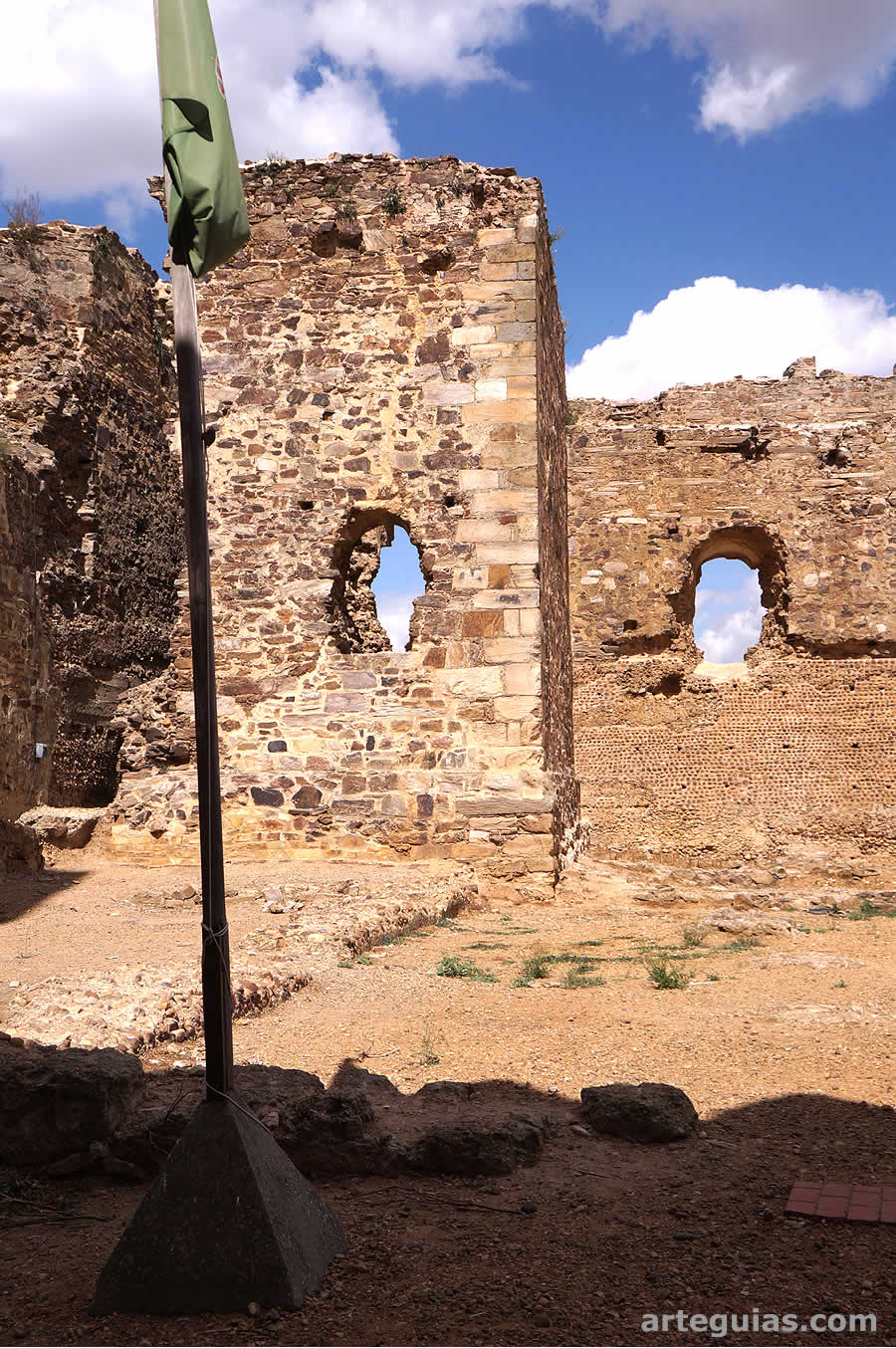 Torre de la Reina desde el interior del castillo
