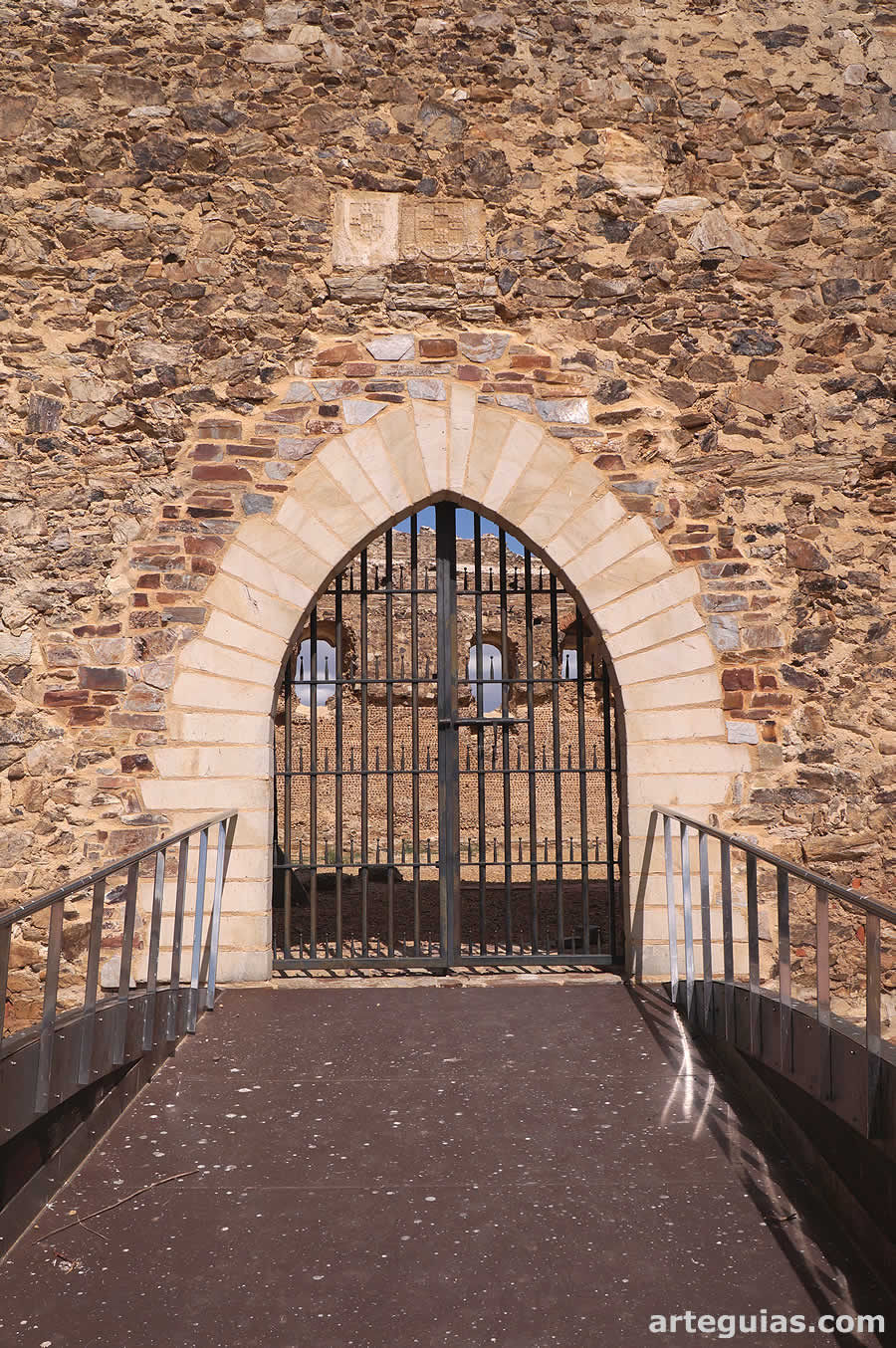 Puerta de entrada en el costado oeste