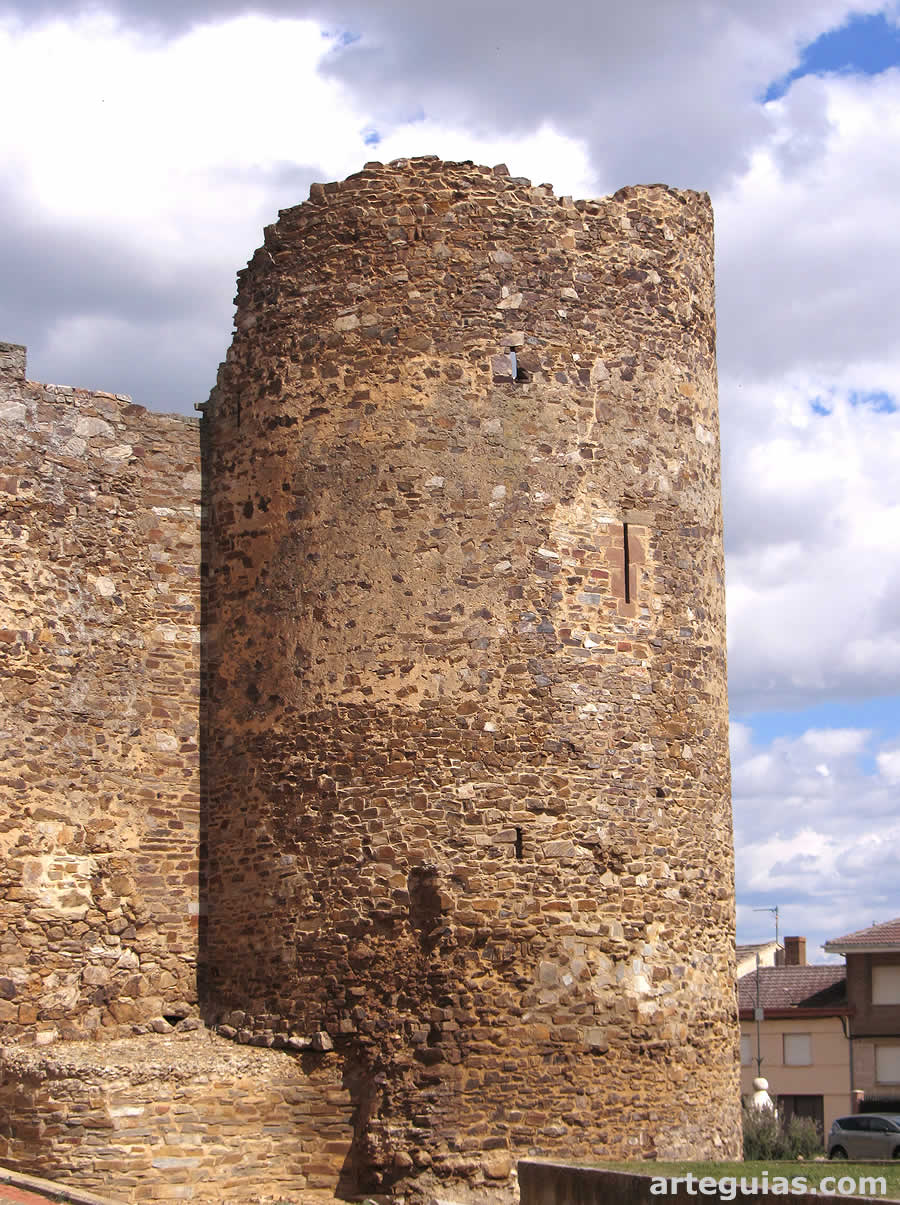 Uno de los cubos del castillo de Laguna de Negrillos