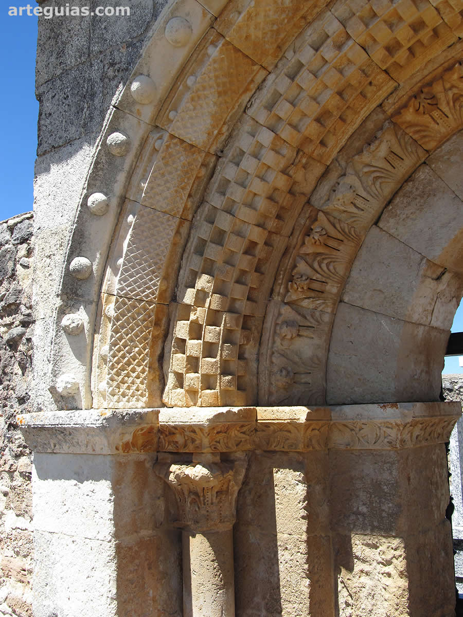 Detalle de columna y arquivoltas