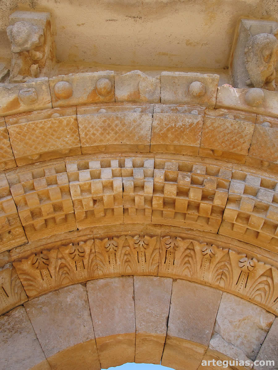 Taqueado, palmetas, rombos y bolas