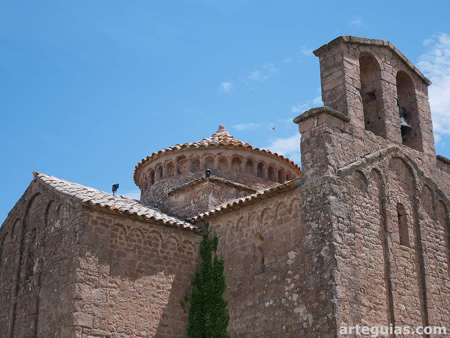 El cimborrio cilíndrico sobre el crucero de la iglesia