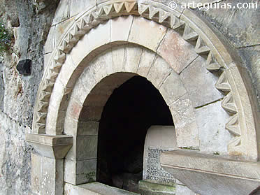 Nicho con la tumba de Pelayo, en la Santa Cueva de Covadonga
