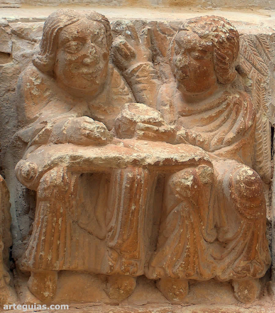 Dovela esculpida de la portada de la iglesia de la Asunción