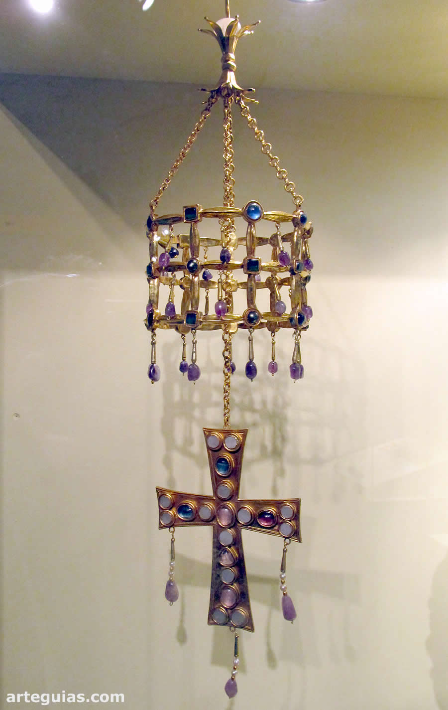 Corona del Tesoro de Guarrazar en el Centro de Interpretaci&oacute;n del Tesoro de Guarrazar