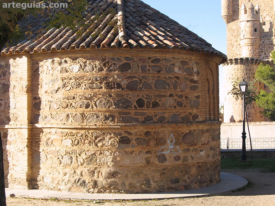 &Aacute;bside semicil&iacute;ndrico mud&eacute;jar toledano rural