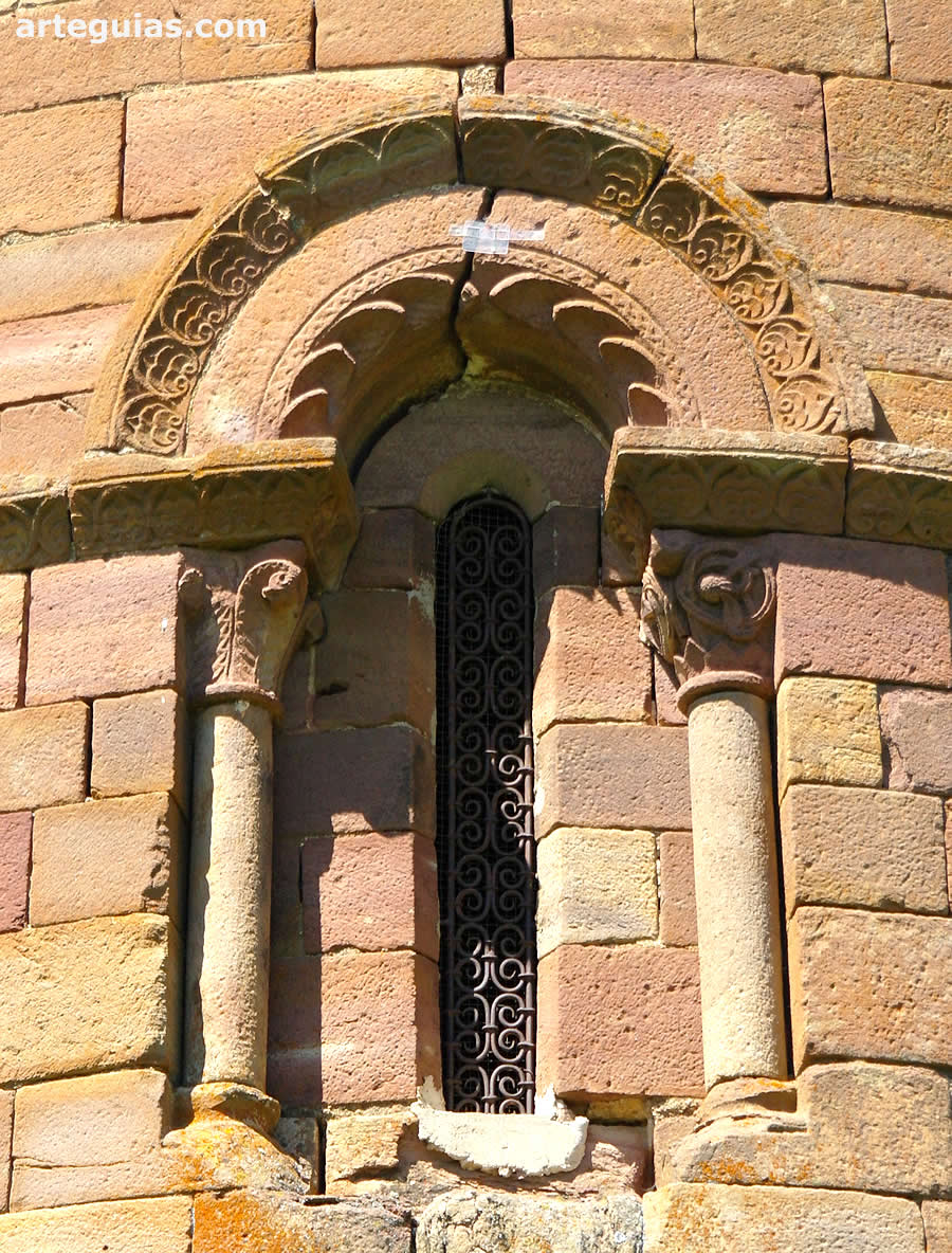 Ventanal de la ermita de Mansilla