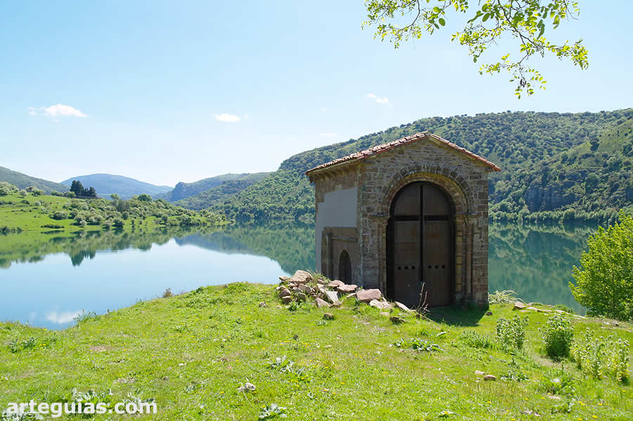 La ermita y el Embalse de Mansilla, rodeados de monta&ntilde;as y bosques