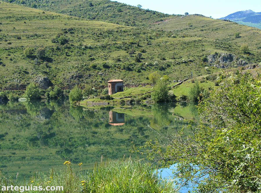 La ermita de Mansilla de la Sierra en un impresionante paraje paisaj&iacute;stico
