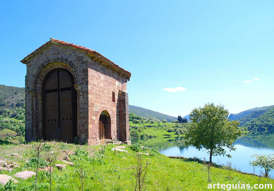 La ermita rom&aacute;nica a pocos metros de las aguas del pantano