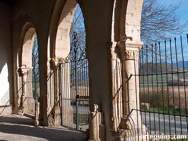 Interior de la galer&iacute;a porticada