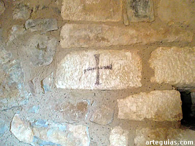 Cruz pintada en uno de los muros