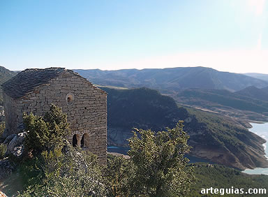 La Ermita de Montfalc&oacute; en su entorno natural