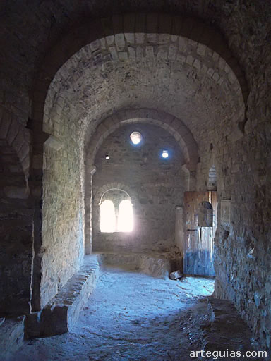 Nave abovedada con medio ca&ntilde;&oacute;n