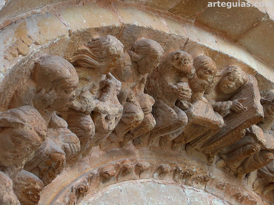 Escultura de la arquivolta historiada de la portada de la iglesia parroquial