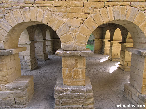 Arcos dovelados de uno de los frentes cortos del h&oacute;rreo