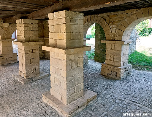 Otra perspectiva de los pilares del h&oacute;oreo navarro