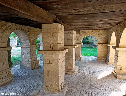 Conjunto de pilares que aislan el almac&eacute;n del suelo