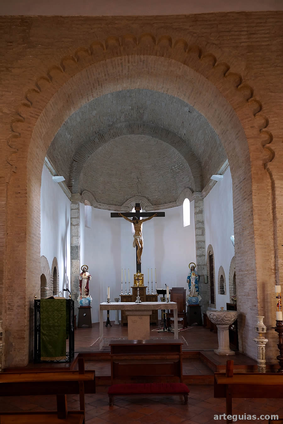 Interior del &aacute;bside central con estructura rom&aacute;nica