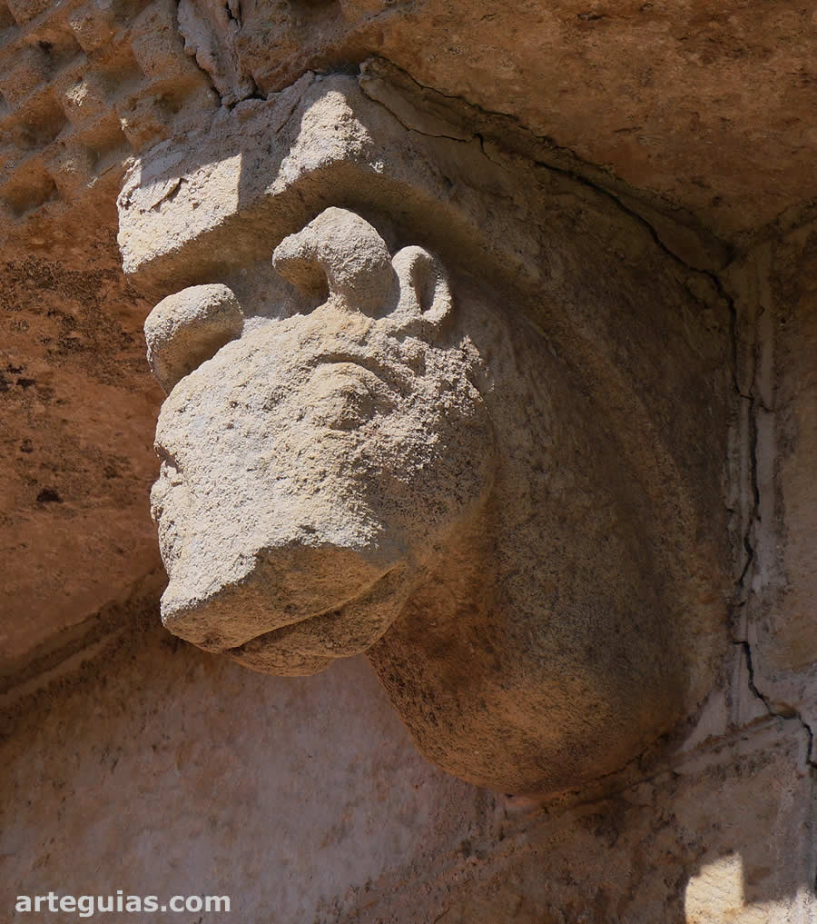 Canecillo con cabeza de b&oacute;vido