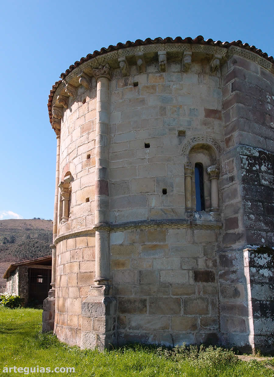 Iglesia de Argomilla: &aacute;bside desde el norte