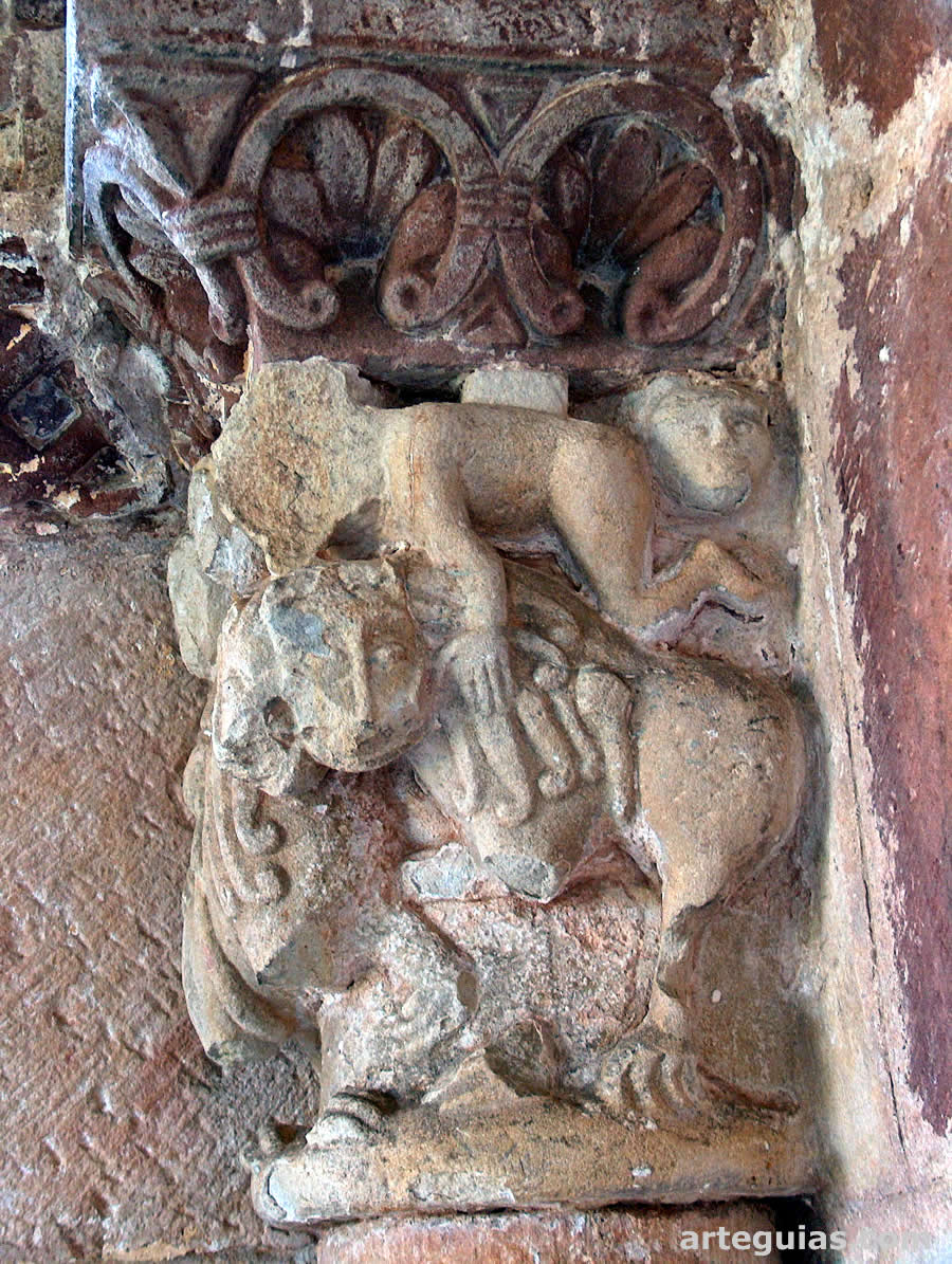 Otro capitel rom&aacute;nico de la puerta