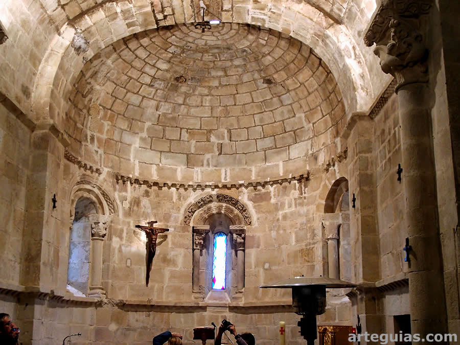 Interior de la cabecera de Argomilla de Cay&oacute;n
