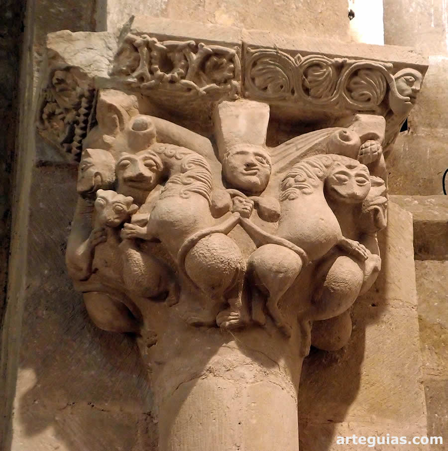 Argomilla de Cay&oacute;n: capitel del arco triunfal