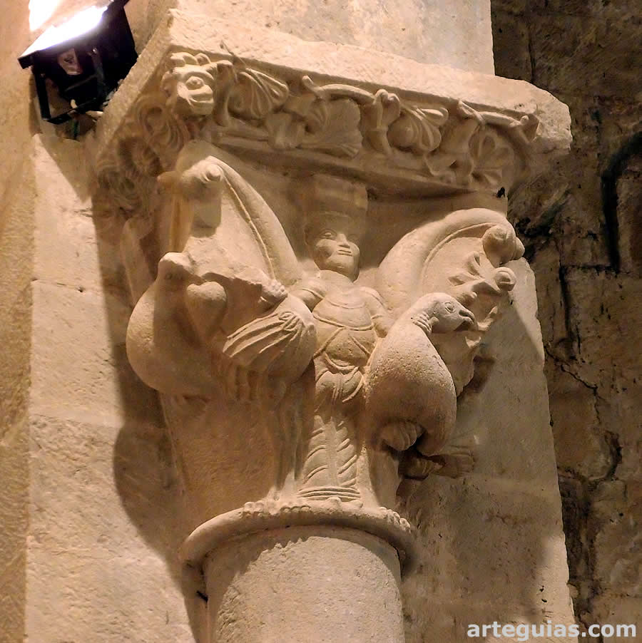 Otro capitel interior con aves