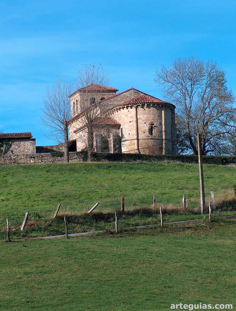 La iglesia de Argomilla de Cay&oacute;n se encuentra en un altozano