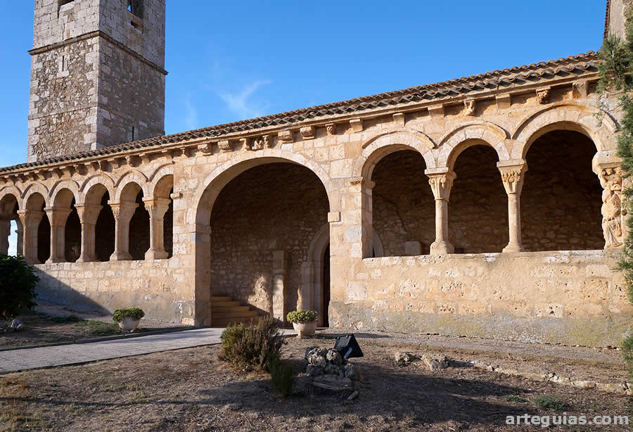 Galer&iacute;a porticada rom&aacute;nica de la iglesia de Barca